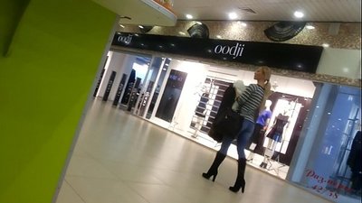 Kul dama i supermarkedet.